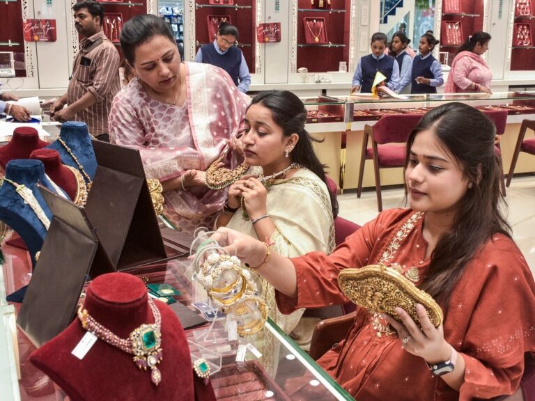 सोने और चांदी की कीमतें: आज सोना ₹4297 सस्ता, चांदी में भारी गिरावट