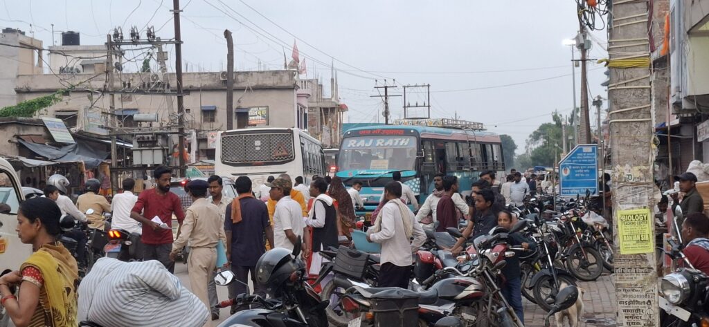 त्रिवेणीगंज बाजार में अतिक्रमण और जाम की समस्या: समाधान की आवश्यकता