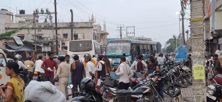 त्रिवेणीगंज बाजार में अतिक्रमण और जाम की समस्या: समाधान की आवश्यकता