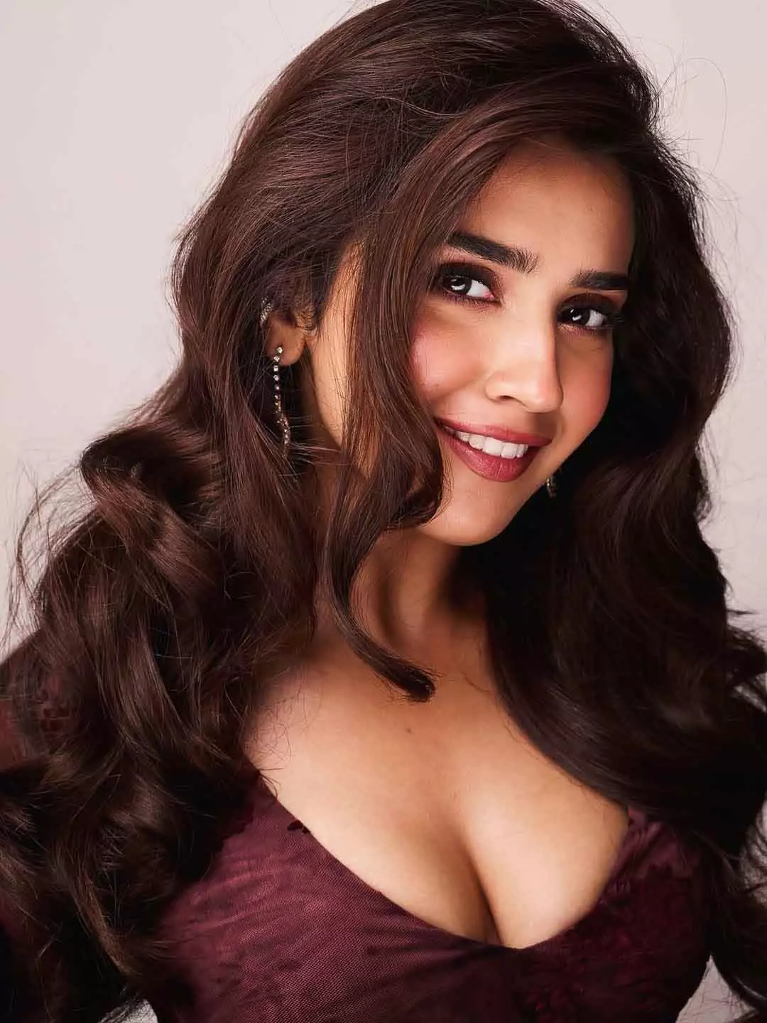 रोशनी वालिया ने अपने फिगर को दिखाया, फैशन में मचाई धूम