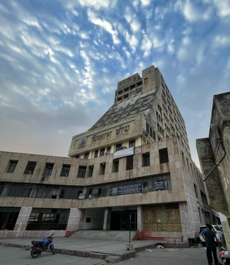 लखनऊ में पुरानी इमारतों को तोड़कर नए कॉम्प्लेक्स बनाएगा LDA