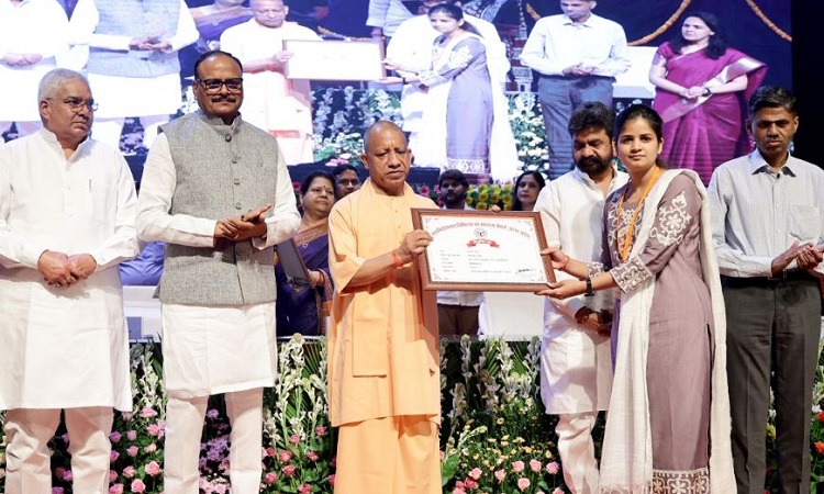 यूपी सरकार ने 9 साल में 9 लाख नौकरियों का रिकॉर्ड बनाया: सीएम योगी