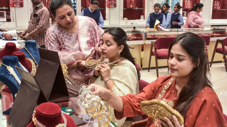 Gold Price: तीन द‍िन से चल रही तेजी की न‍िकली हवा...डील पर साइन होने के बाद सोना धड़ाम; जान‍िए 24K का रेट