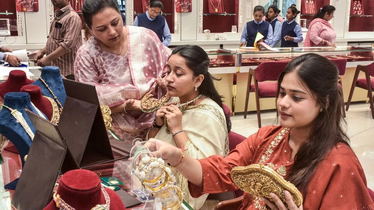 Gold Price: तीन द‍िन से चल रही तेजी की न‍िकली हवा...डील पर साइन होने के बाद सोना धड़ाम; जान‍िए 24K का रेट
