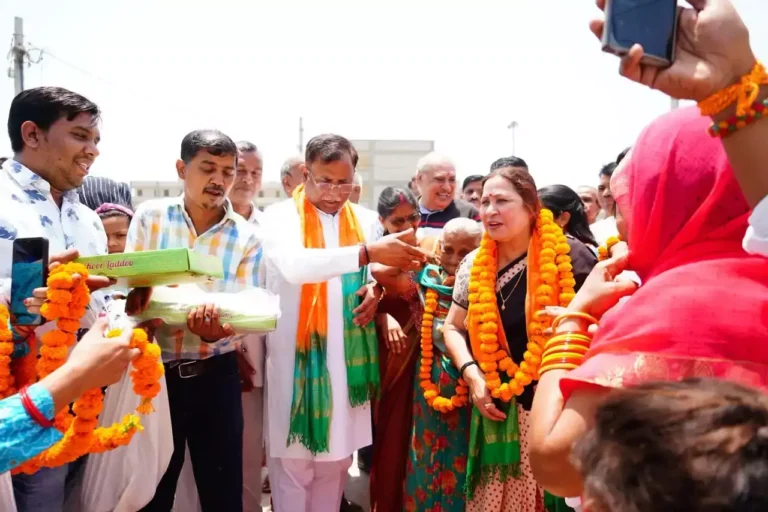 New Delhi: सत्या शर्मा ने मुकुंदपुर वार्ड में विकास कार्यों का निरीक्षण किया