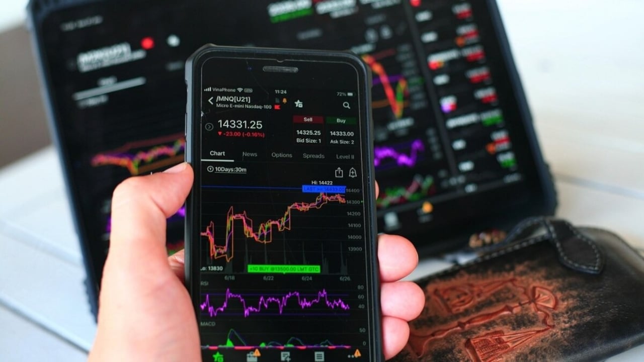 ICICI Bank, Adani Total Gas, Canara Bank: Stocks to trade— Target prices, stop loss & more