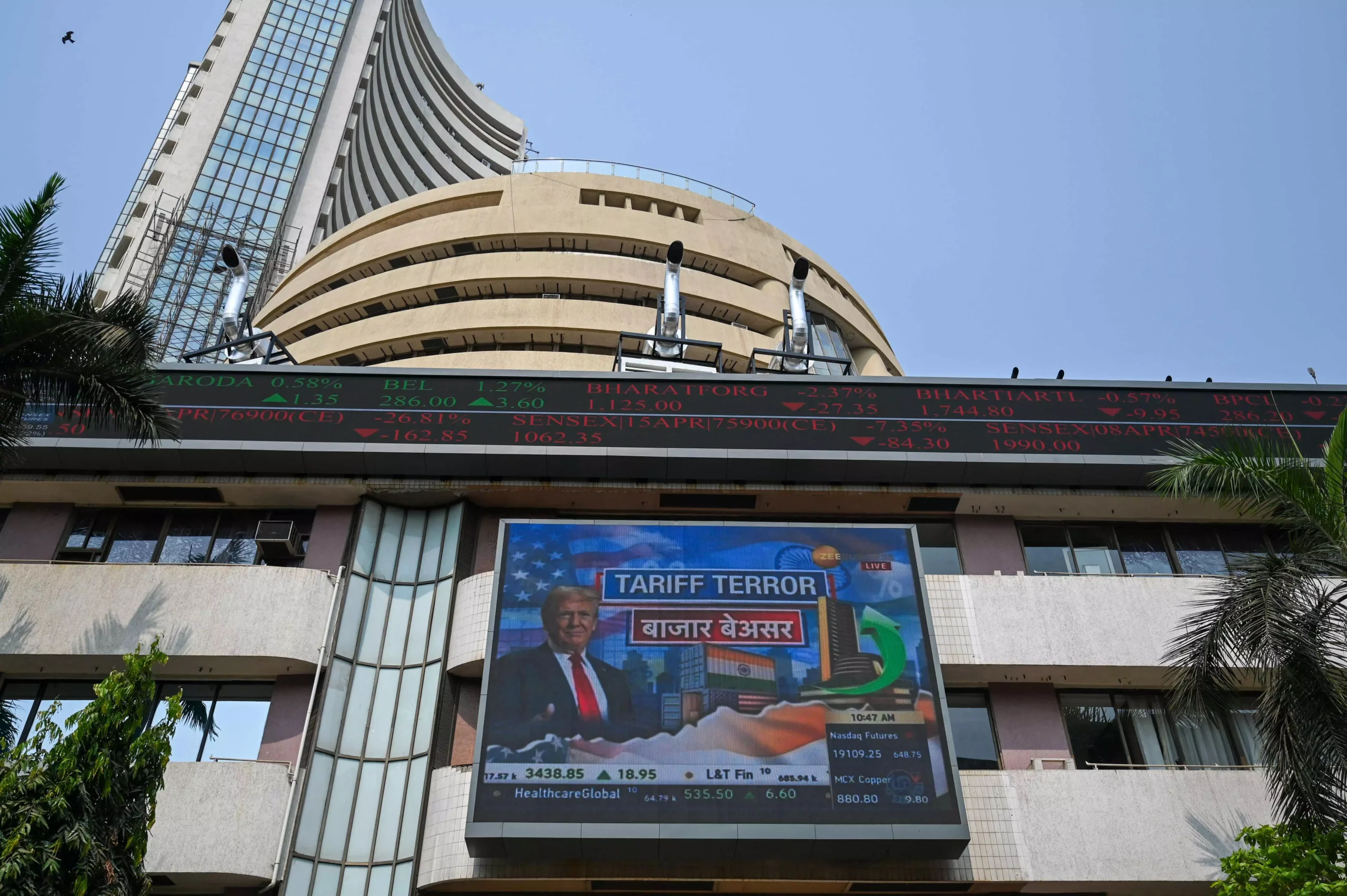Sensex Tanks Over 500 Points, Nifty Slips as HDFC Bank Drops