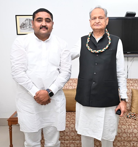 सूरसागर के पेयजल संकट को लेकर पूर्व सीएम गहलोत से मिले इंजीनियर शहजाद अय्यूब खान